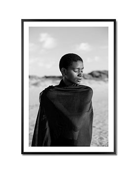 Frau am Strand - Laura Nenz