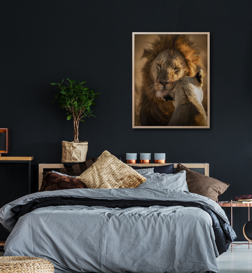 Dunkel gestaltetes Schlafzimmer mit gerahmten Bild von Faisal ALnomas