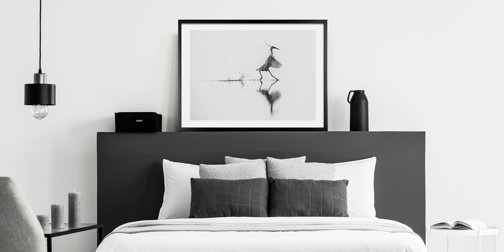 Minimalistische Einrichtung mit Kunstdrucken