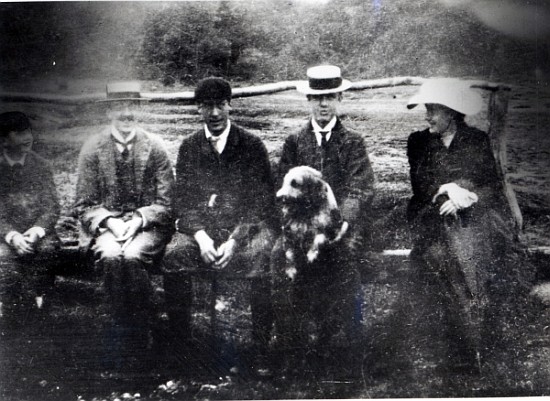 James and Lytton Strachey with Thoby, Adrian and Virginia Stephen in Fritham, Hampshire von English Photographer