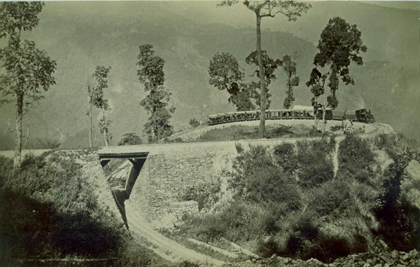 The loop at ''Agony Point'' at Tindharia on the Darjeeling Himalayan Railway, 1880s (albumen print)  von English Photographer