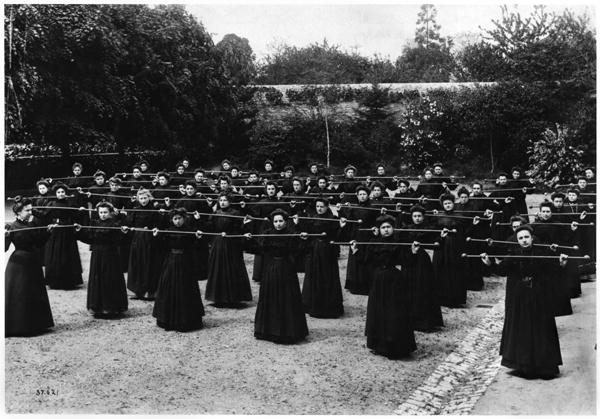 Gymnastics at the Ecole Normale des Instituteurs of Mayenne, c.1900 (b/w photo)  von French Photographer