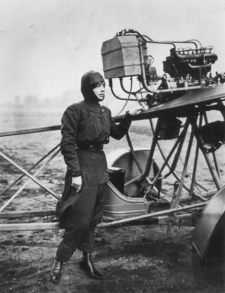 Helene Dutrieu (1877-1961) standing beside a plane, before 1914 (b/w photo)  von French Photographer