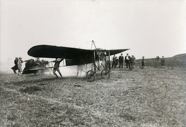 Louis Bleriot (1872-1936) at Eletot, near Fecamp, c.1909 (b/w photo)  von French Photographer