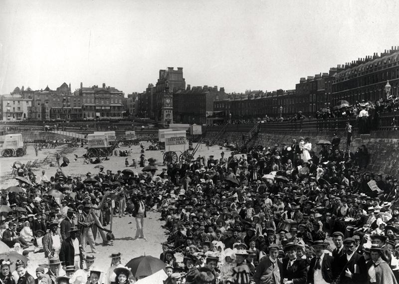 Singers on the beach at Margate, c.1900 (b/w photo)  von French Photographer