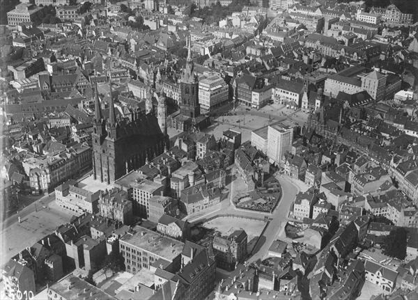 Aerial view of Halle, Saxony-Anhalt (b/w photo)  von German Photographer (20th Century)