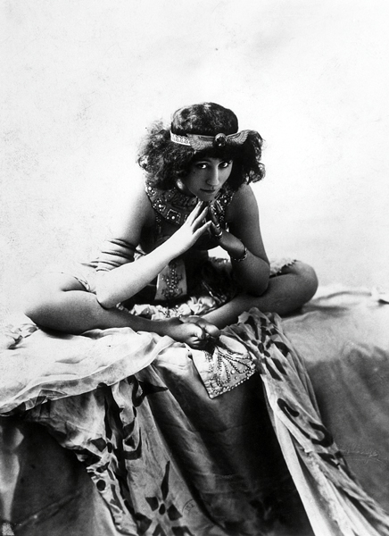 Colette (1873-1954) acting in ''Reve d''Egyptienne'', 1907 (b/w photo)  von Reutlinger Studio (1850-1937)