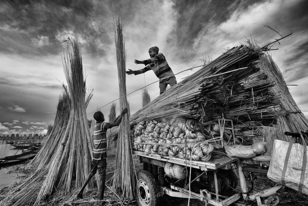 Jute straws - men at work von Abhraneel Chakraborty