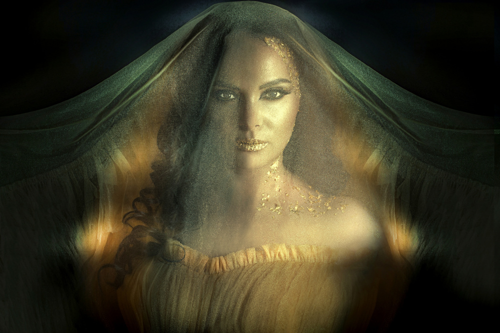 Golden woman von Adela Lia Rusu