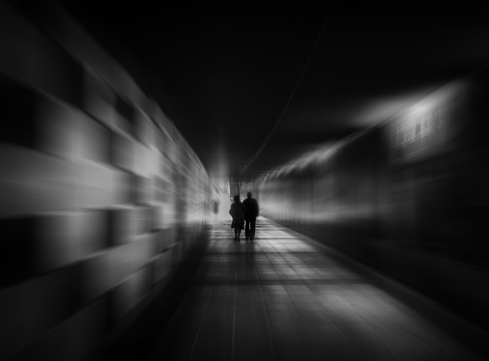 Couple at the end of the tunnel von Adolfo Urrutia