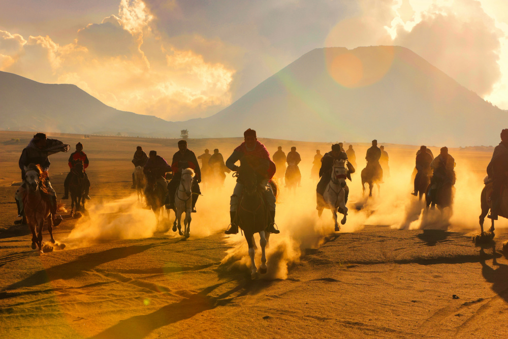 Horsemen in Bromo von Agus Adriana