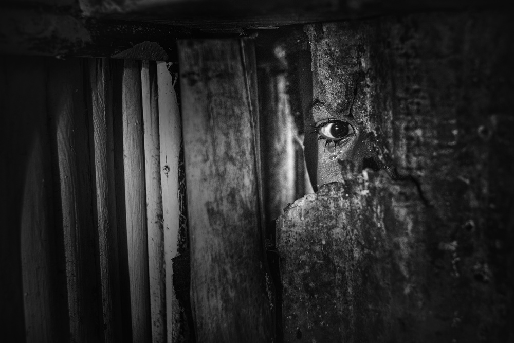 "seeing through the hole" von Agus Heriyanto