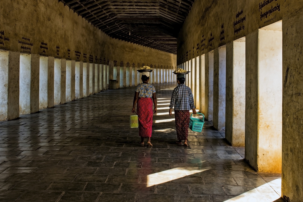Women in pagoda von Aharon Golani