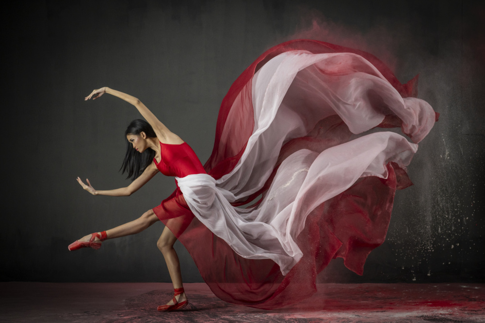 Red and white von Ajar Setiadi