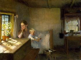 Frau mit Kind in sonnenbeschienenem Interieur