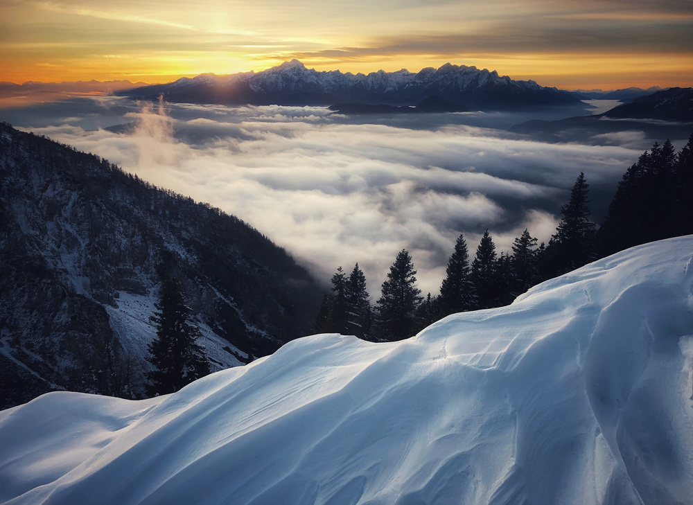 Sunset in the mountains von Ales Krivec