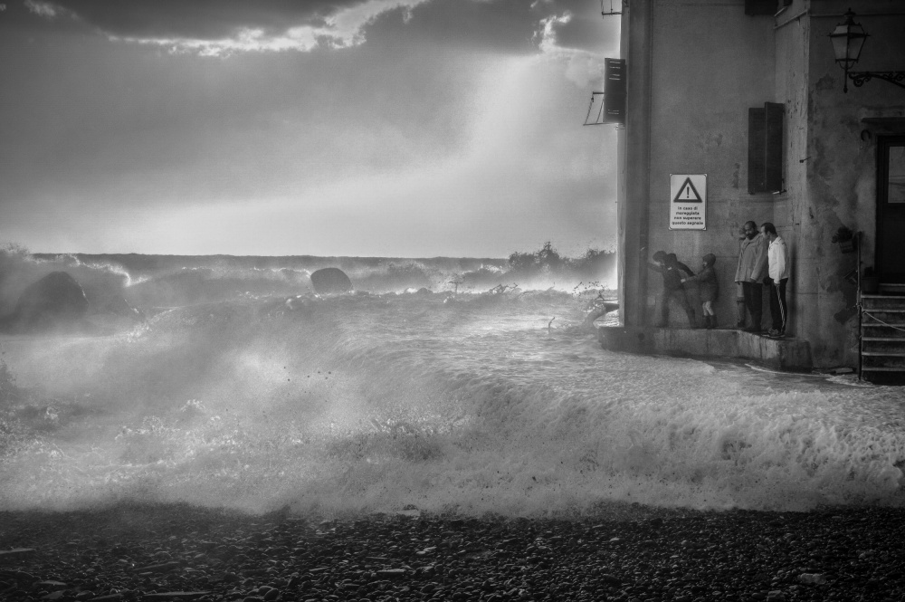 Beware of the Sea Storm! von Alessandro Traverso