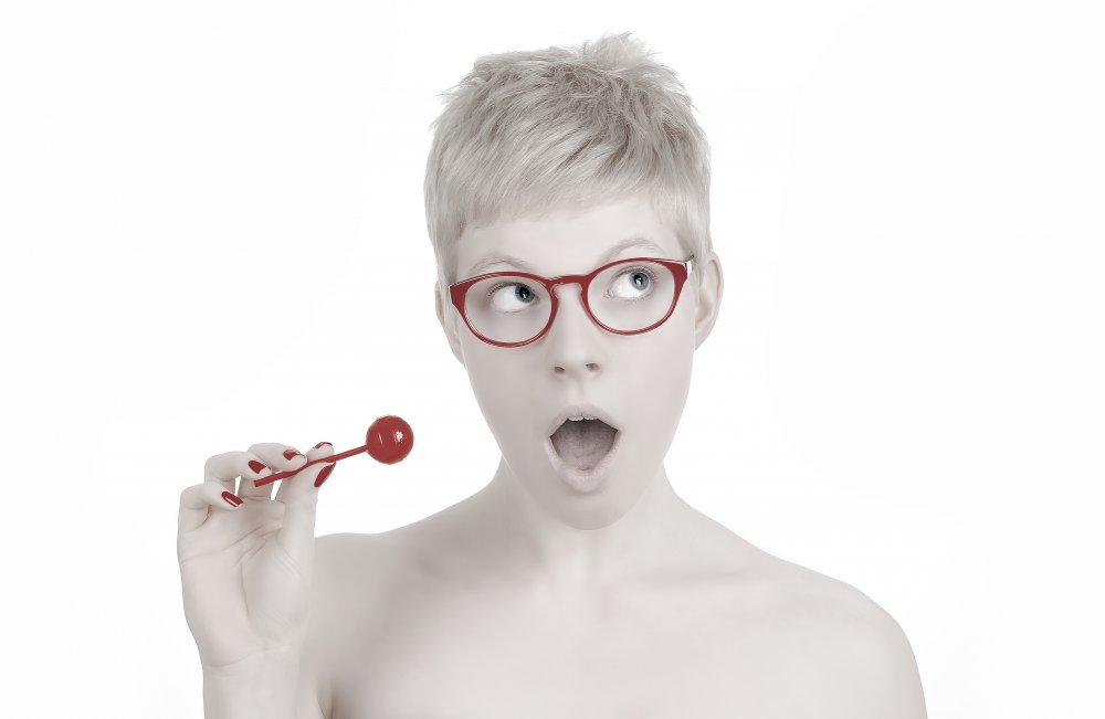 The red von Alex Ogazzi