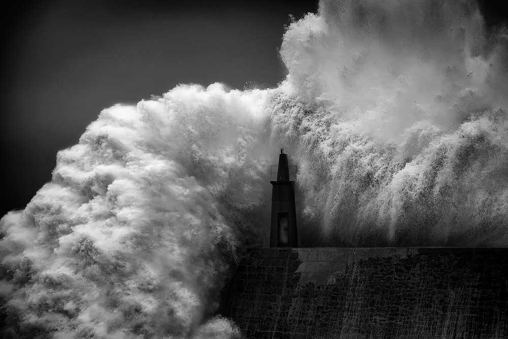 hugging the lighthouse von Alfonso Maseda Varela