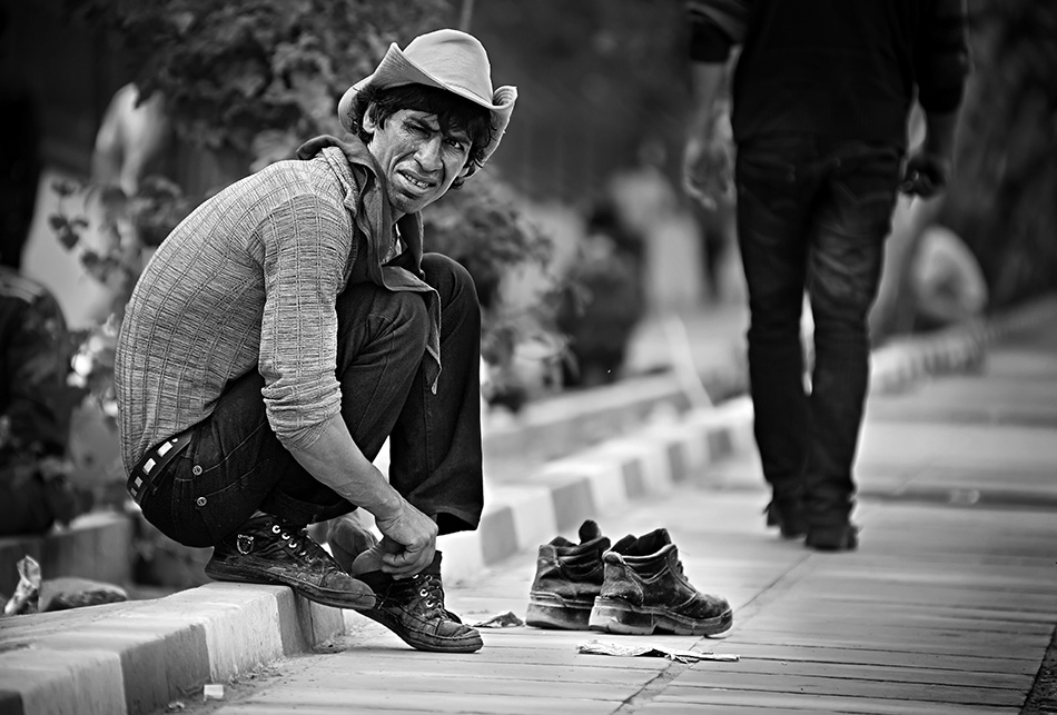 Changing shoes von Ali Morshedlou