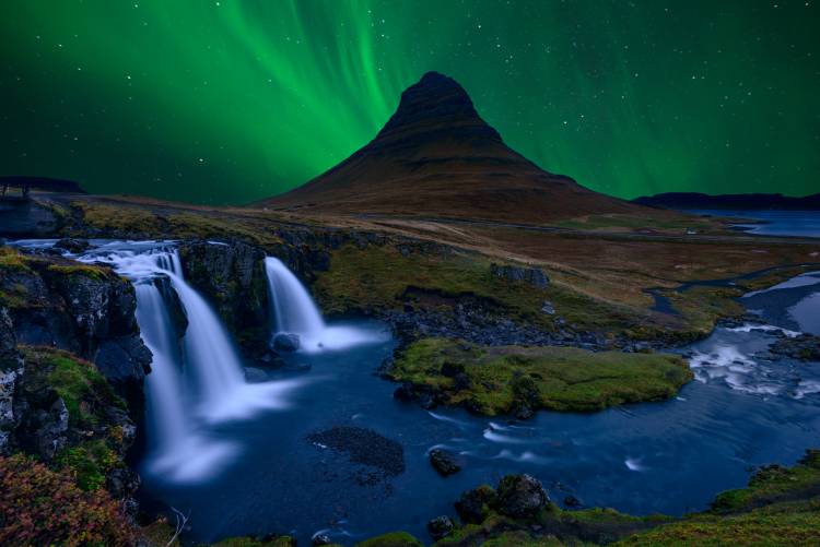 Kirkjufell...   Under a boreal green sky von Alvaro Roxo