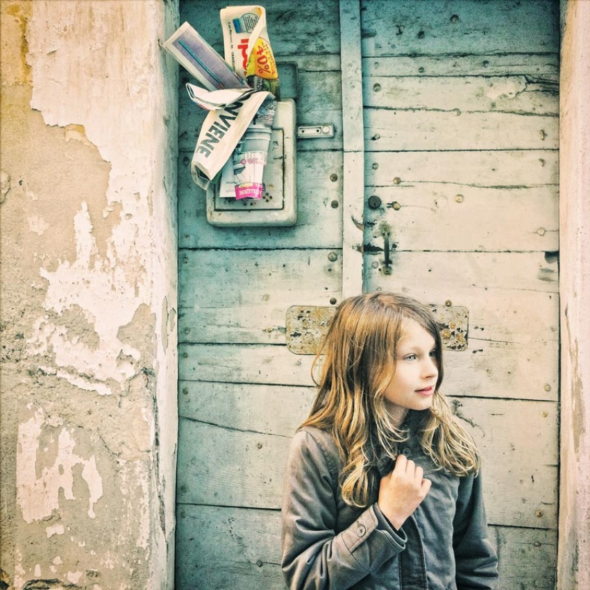 out and away von Ambra