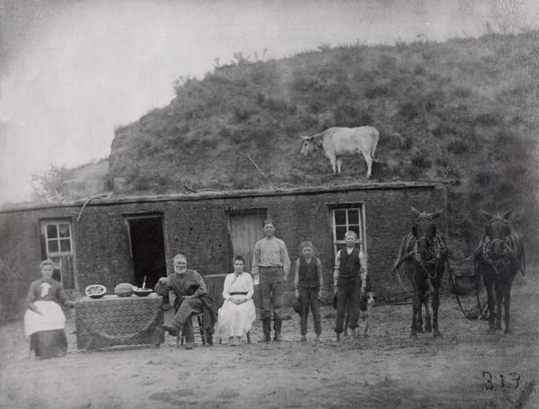 American pioneer family in front of their home (b/w photo)  von American Photographer