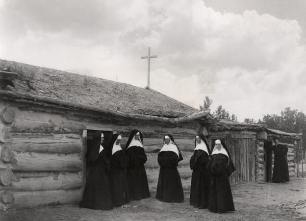 Nuns in front of the Saint Labre mission, Ashland, Montana (b/w photo)  von American Photographer