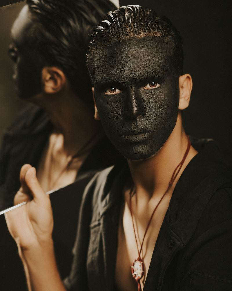 black von Amin Hamidnezhad