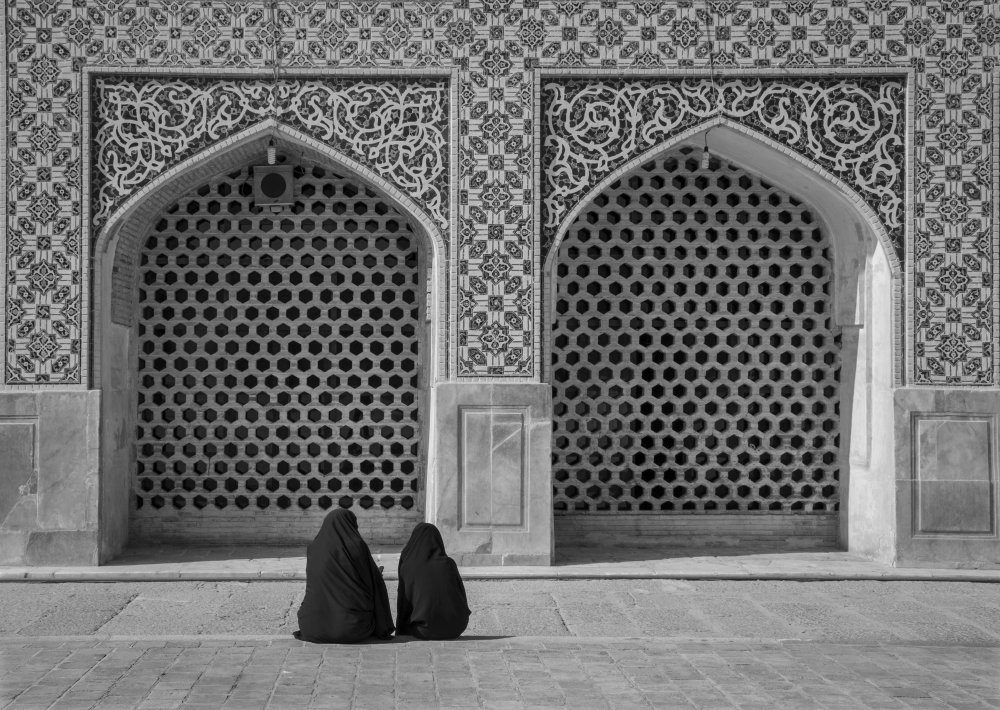 "Women" von Amirhosein Hadi