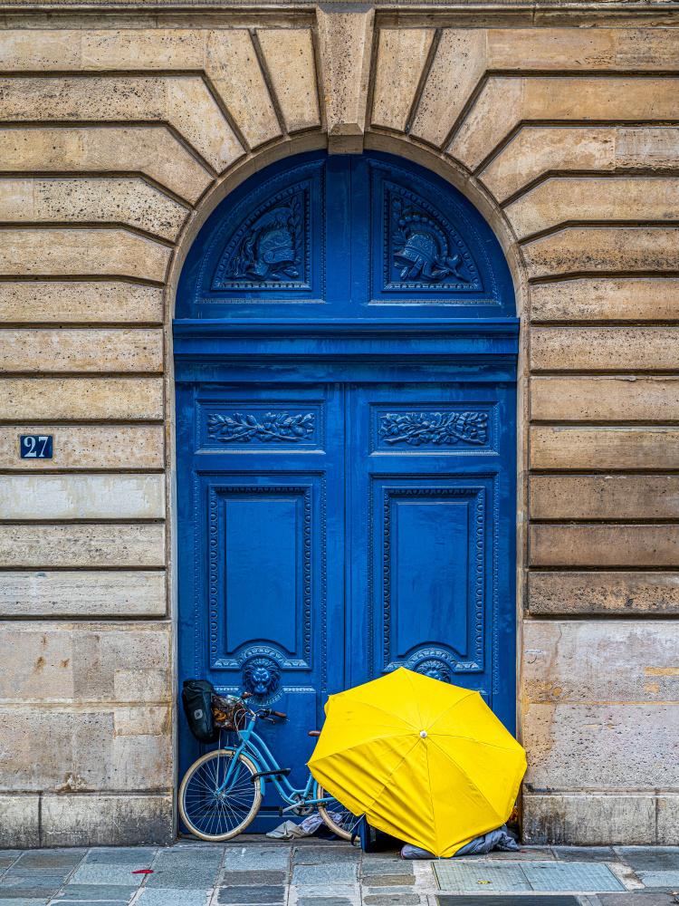 Blue Door, Yellow Umbrella von Amro