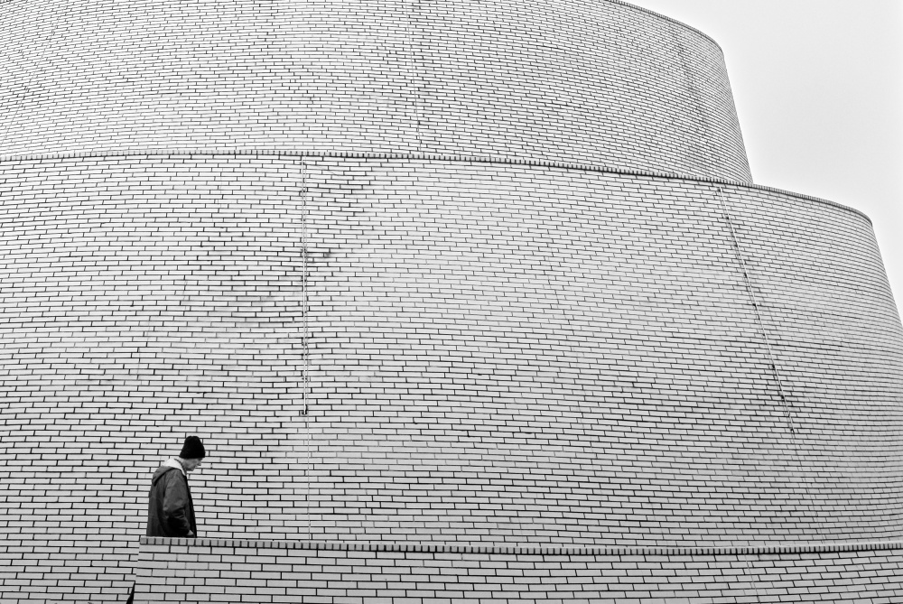 between the bricks von Andreas Timar
