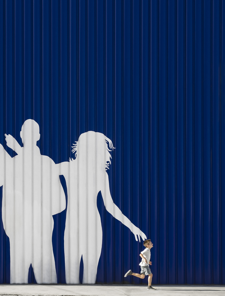 Young couple with son von Andrés Gámiz