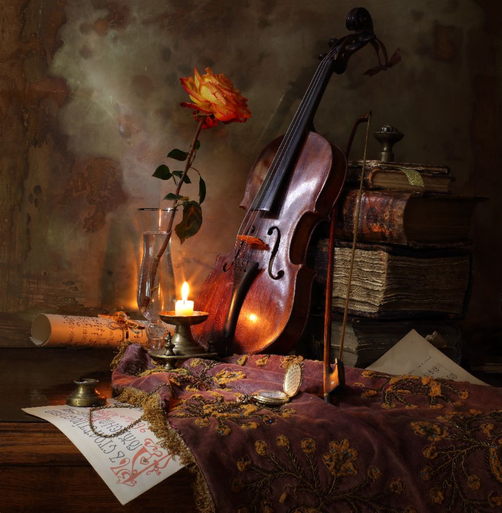 Stillleben mit Geige und Rose von Andrey Morozov