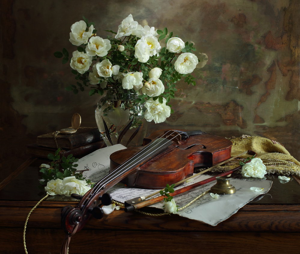 Still life with violin and roses von Andrey Morozov