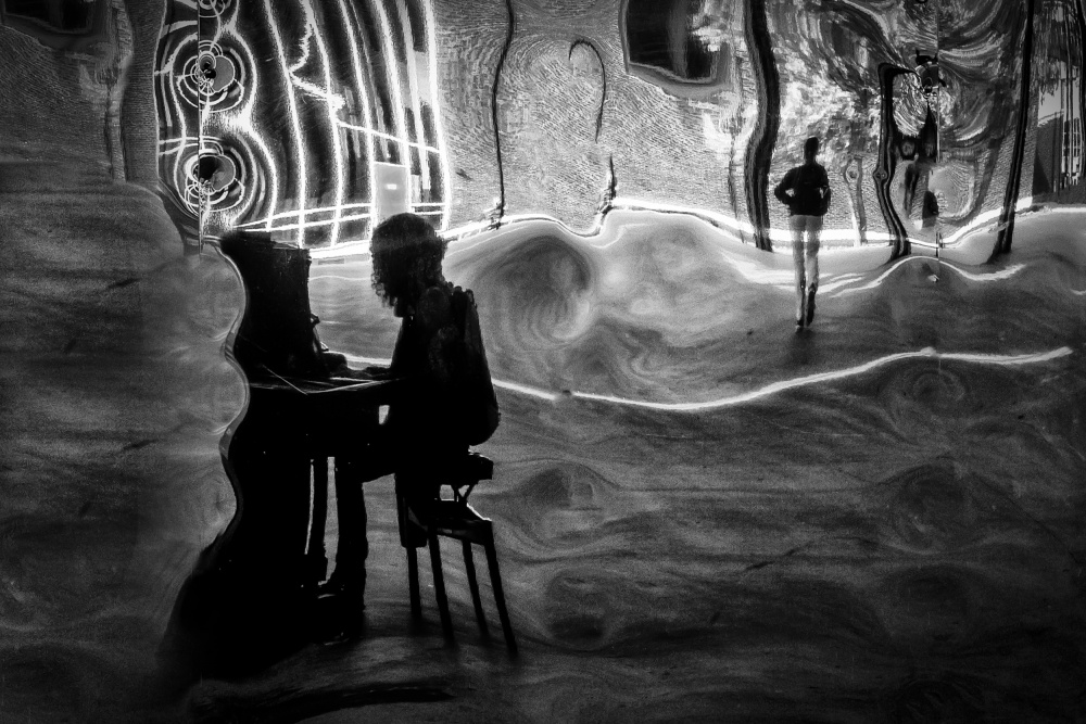 Reflection in a metal Construction von Anita Martin AnnaPileaFotografie