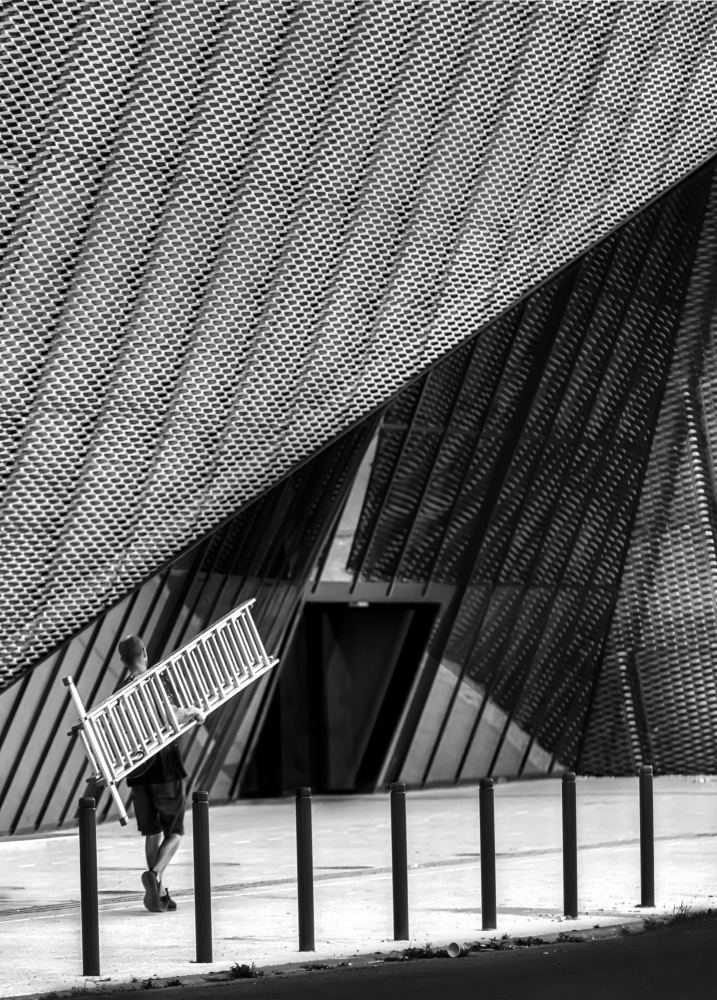 Man with a ladder. von Anna Niemiec