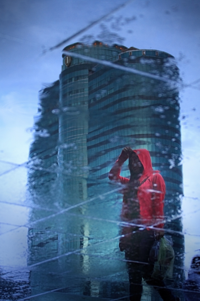 The Red Riding Hood in the City von Anuchit Sundarakiti