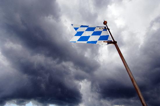 Bayern-Fahne vor Wolkenhimmel von Armin Weigel