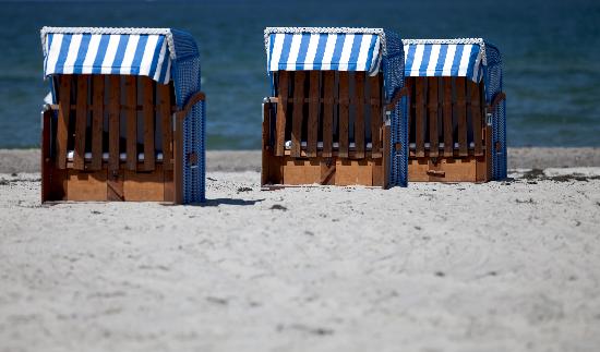 Strandkörbe am Ostseestrand von Arno Burgi
