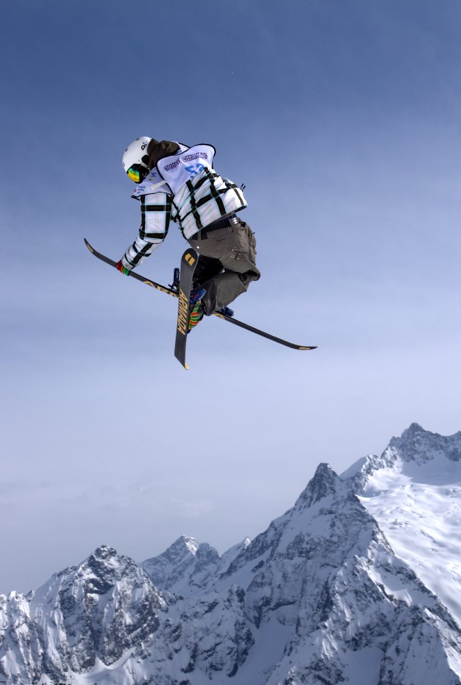 HIGHER THAN THE MOUNTAINS von Arsen Alaberdov