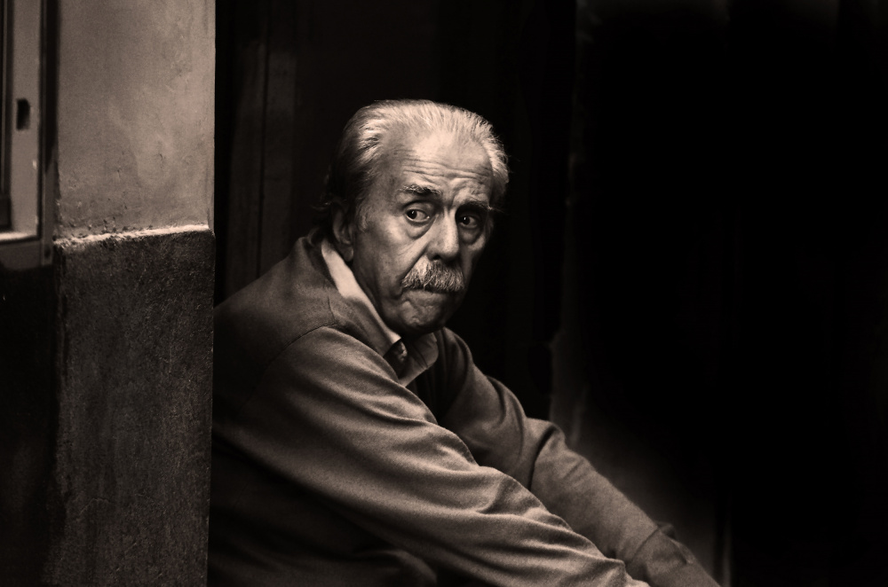 Puffy eyes ...looking at life . von Arthur Talkins