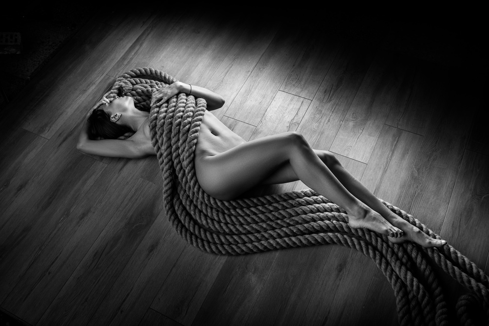 The strings attached von AURIMAS VALEVICIUS