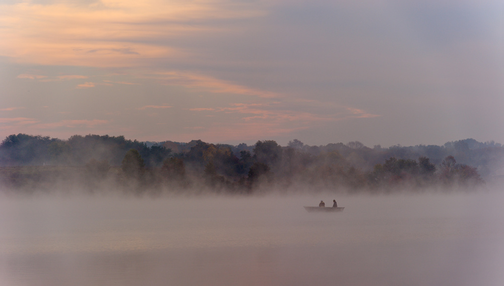Fishing on a Foggy Lake von 李从军 / Austin Li