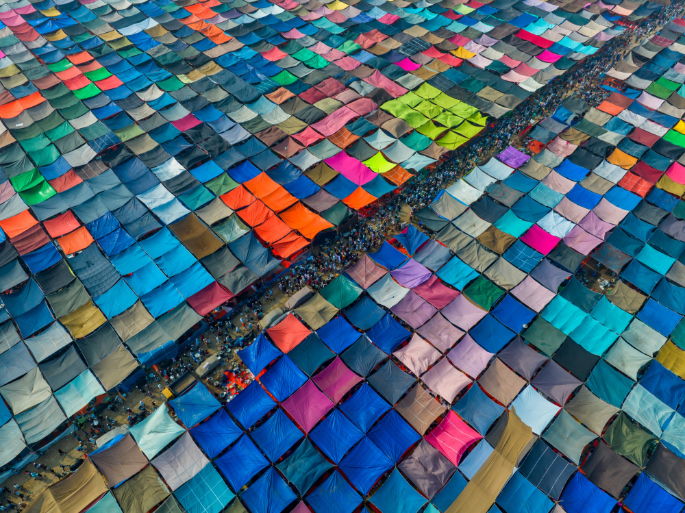 Colorful tents of Muslims congregation von Azim Khan Ronnie