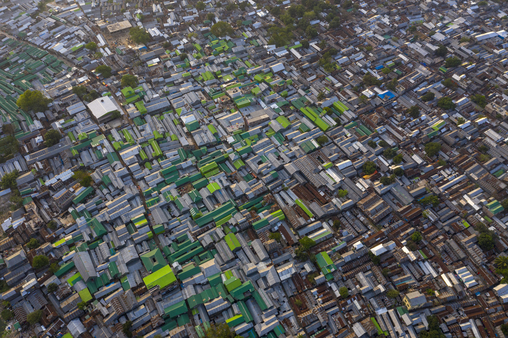 Korail, the largest slums in Bangladesh von Azim Khan Ronnie