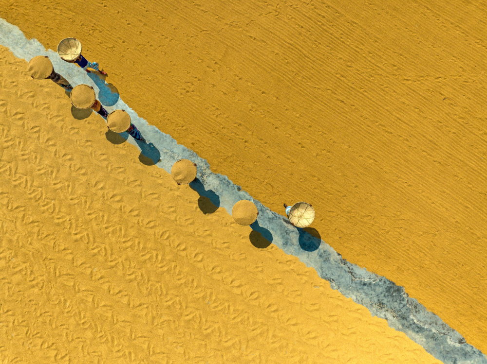 Carrying rice on head von Azim Khan Ronnie