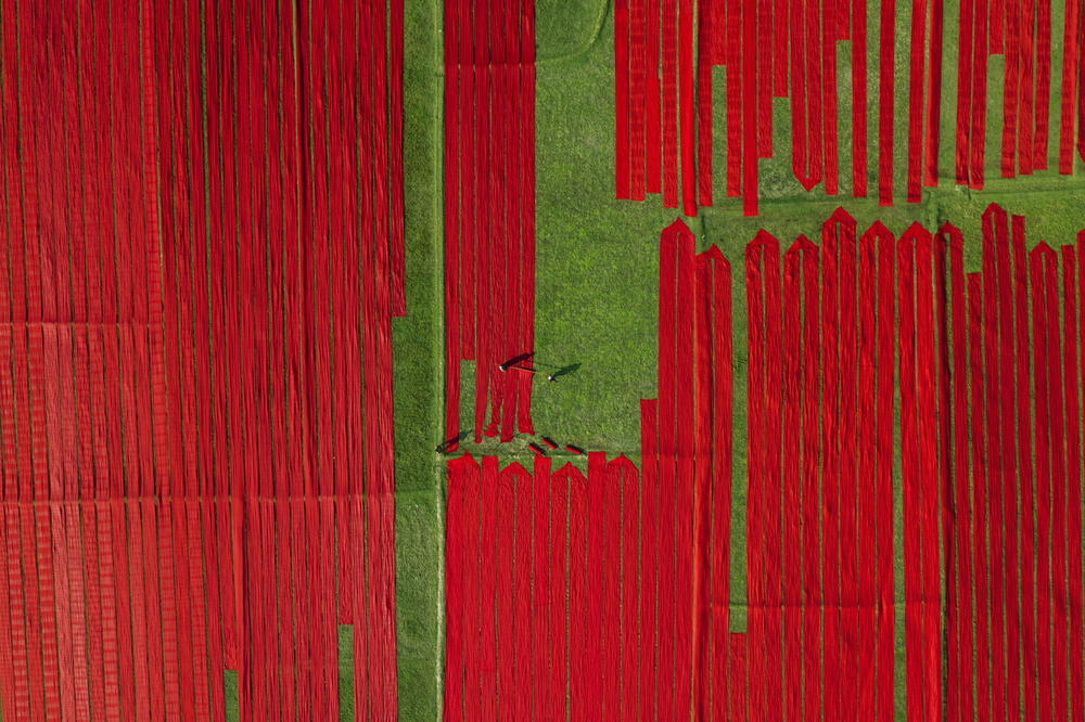 Red fabrics von Azim Khan Ronnie