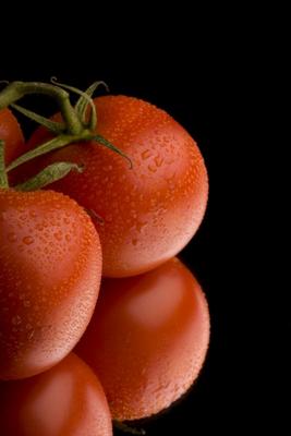 Tomaten auf einem Spiegel von Bernd Jürgens