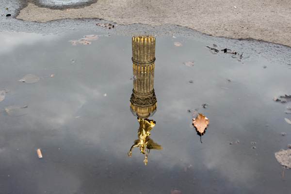Siegessaeule in der Pfuetze (Berlin) von Birge George